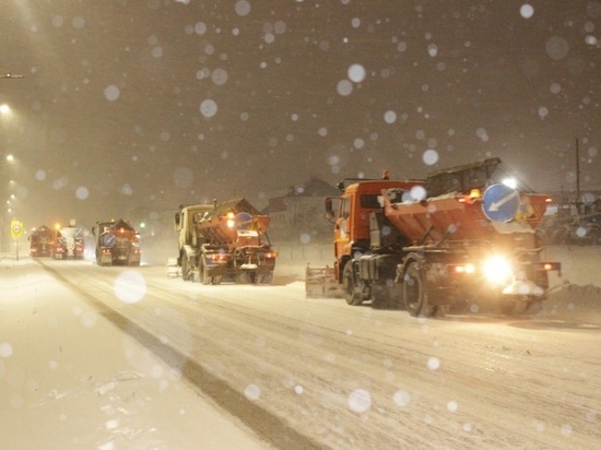 В Барнауле дорожники пытаются преодолеть последствия сильного снегопада