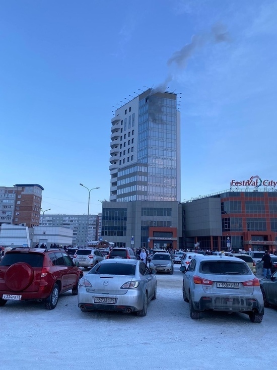В Омске горит торговый центр «Фестиваль»