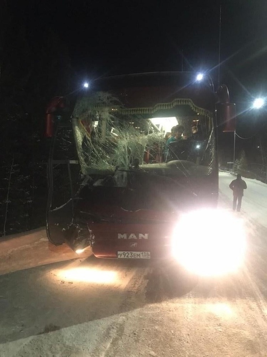 На трассе Братск — Усть-Илимск автобус с пассажирами врезался в лесовоз