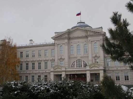 В Омском заксобрании вручили мандаты двум новым депутатам
