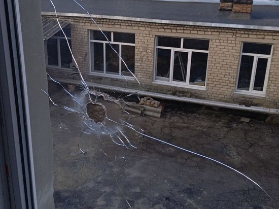 В поселке под Донецком снаряд попал в школу: ФОТО