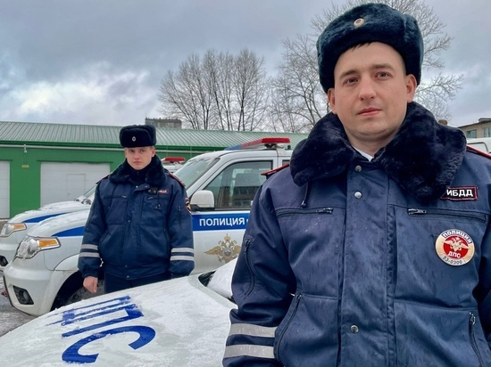 Полицейские в Новгороде помогли подвернувшему ногу старику добраться домой