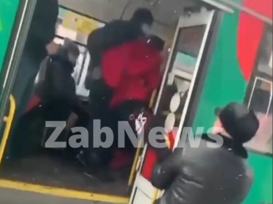 Пассажиры троллейбуса подрались из-за маски на остановке в Чите