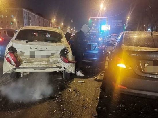 Два человека пострадали при столкновении трех автомобилей в Уфе