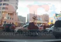 24 ноября в соцсетях появилось видео, на котором несколько мужчин вытащили и "скрутили" водителя такси