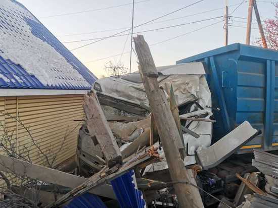 Грузовик Scania протаранил дом и опору ЛЭП в Каменском районе
