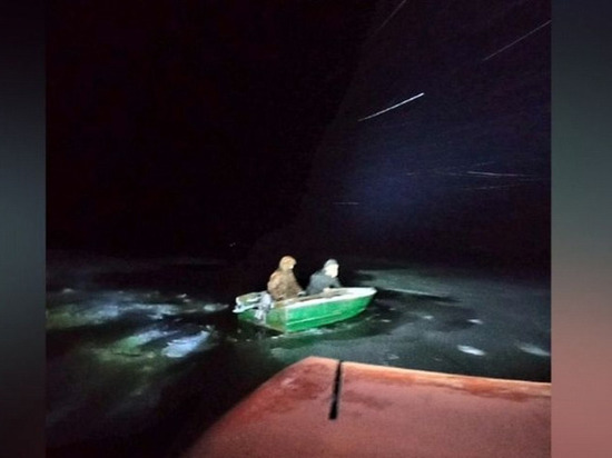 Двоих рыбаков на сломавшейся лодке спасли с реки Камы в Удмуртии