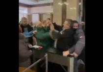 В Челябинске противники введения QR-кодов прорвались в здание Заксобрания Челябинской области, где проводилось заседание, на котором выносился отзыв на соответствующие федеральные законопроекты