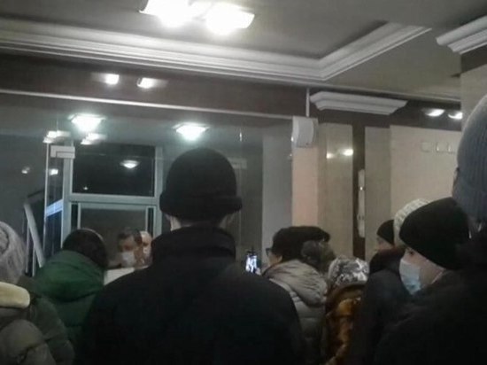 В сети появилось видео драки противников вакцинации с охраной в здании Заксобрания Челябинской области