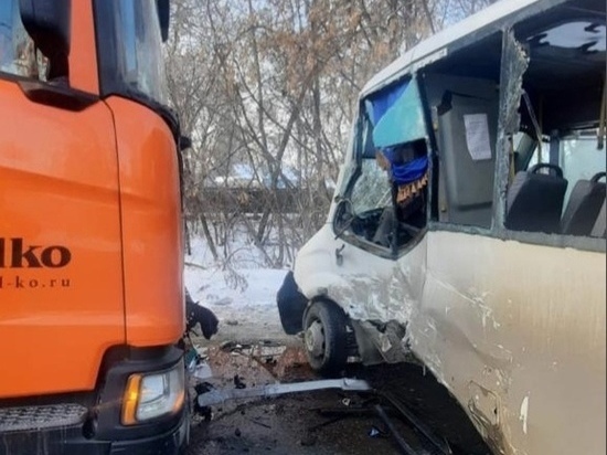 Три человека пострадали после столкновения фуры и маршрутки в Омске