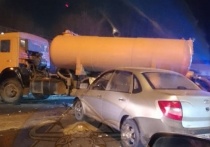 Столкновение автомобиля-цистерны и иномарки, которое произошло вечером 25 ноября на улице Ковыльной в Чите, сильно затруднило движение транспорта