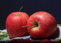 Яблоки — это довольно полезный фрукт, однако есть диагнозы, при которых есть их необходимо с осторожностью