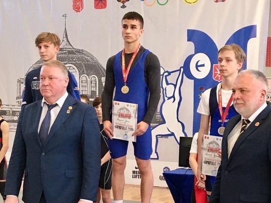 «Золото» и «серебро» на всероссийских соревнованиях завоевали силачи из Салехарда