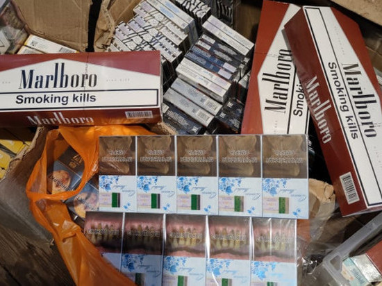 В пяти псковских магазинах таможенники пресекли продажу немаркированных сигарет