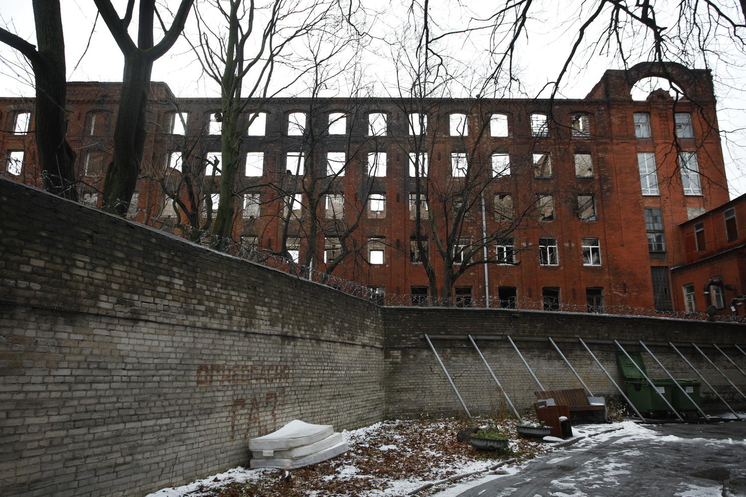 Руины «Невской мануфактуры»: за семь месяцев сгоревший памятник не законсервировали