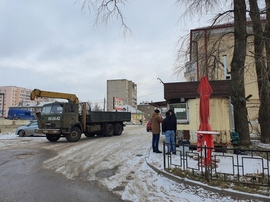 В Смоленске демонтировали незаконный ларек с фастфудом