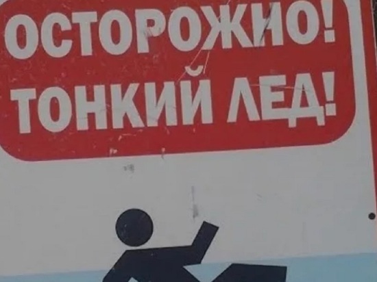 Зимние спасения: костромские спасатели у деревни Борщино вытащили из ледяной воды рыбака