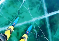 Пользователи американской социальной сети Reddit прокомментировали видео, на котором русский конькобежец передвигается по льду озера Байкал, который издает странные звуки, отдаленно напоминающие хруст, скрип и гул