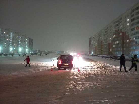 В Новосибирске отец бросил снегокат в машину сбившего его сына водителя