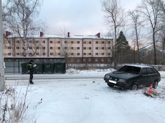 Автомобиль занесло и выбросило на трех пешеходов в Дегтярске