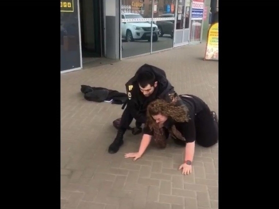 Жительница Архангельска отделалась «условкой» за драку с полицией из-за маски