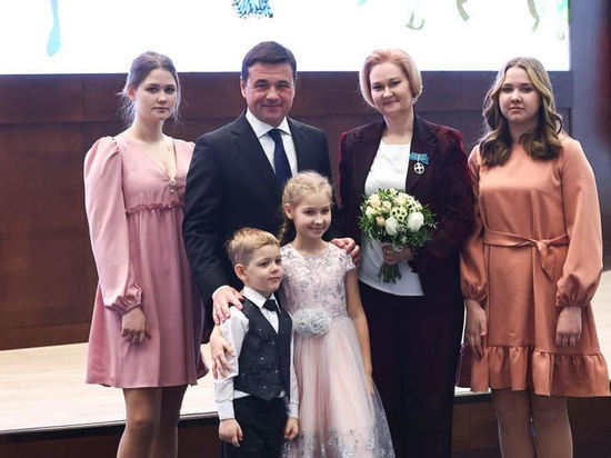 Губернатор Московской области поздравил многодетных женщин с предстоящим Днем матери.