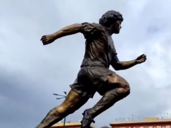 В Неаполе открыли памятник Диего Марадоне