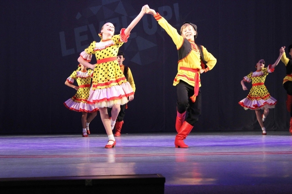 Костромской танцеваьный коллектив «Русский сувенир» привез с конкурса сразу 19 дипломов