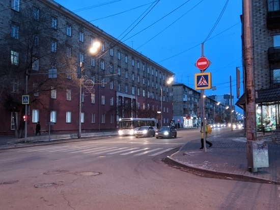 Утро после сильного снегопада началось с пробок и ДТП в Красноярске