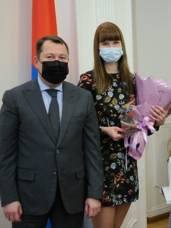 Максим Егоров поздравил тамбовчанок с Днём матери
