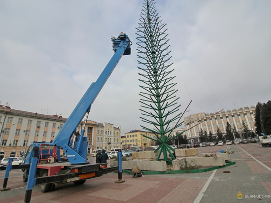 На площади Советов в Улан-Удэ готовятся к установке новогодней елки