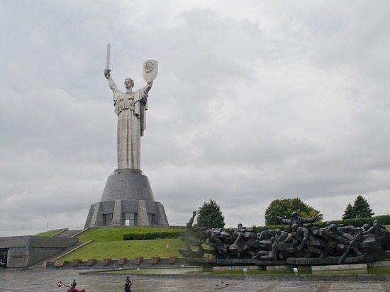 В Киеве предложили сменить пол монумента «Родина-мать»
