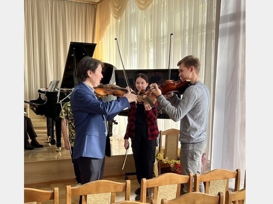 Дирижер Смоленского камерного театра провел мастер-класс для юных музыкантов