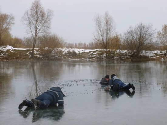 На Гребном канале спасли мужчину, провалившегося под лед