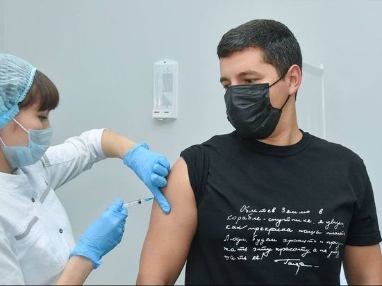 Повторную прививку от COVID-19 спустя полгода сделал губернатор ЯНАО