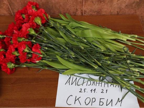 Жители кузбасского поселка несут цветы к шахтёрскому мемориалу