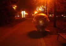 Новогодние шары, которые разместили посреди тротуаров на стометровке, убрали с прохода