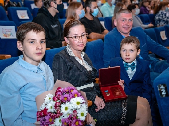 Медаль за достойное воспитание детей получила многодетная мать из Салехарда