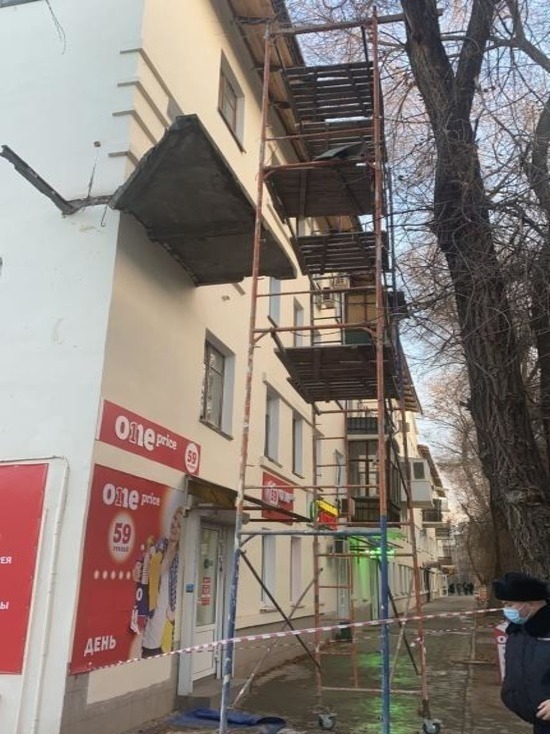 В Волгограде начали проверку инцидента с обрушившимся балконом
