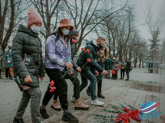В Донецке почтили память погибших на Кузбассе шахтеров