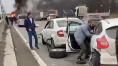 Лихач на БМВ устроил на МКАД аварию с пожаром: видео