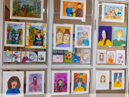 Администрация Псковского района открыла выставку детских рисунков ко Дню матери