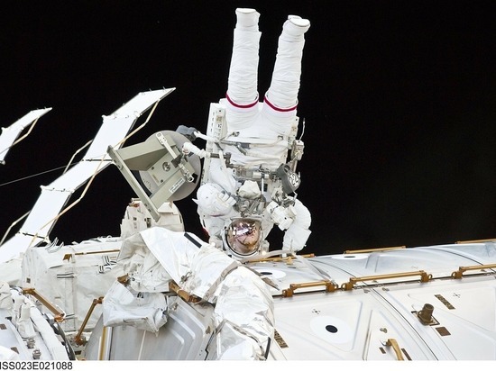 Российские космонавты впервые перешли в модуль «Причал» на МКС