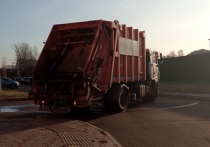 Новую машину для вывоза мусора повышенной грузоподъемностью и проходимостью закупил регоператор для использования в северной технологической зоне