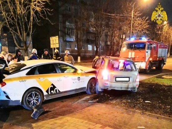Несколько человек пострадали в ночной аварии с такси в Обнинске