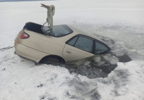 Утром 27 ноября автомобиль Toyota Carina провалился под лед озера Иргени в Читинском районе