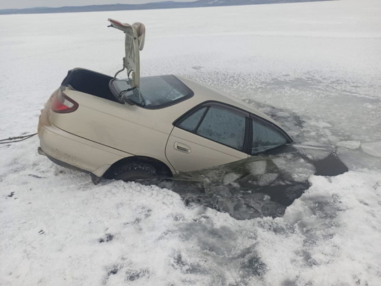 Рыбаки успели спастись из тонущей машины в Читинском районе