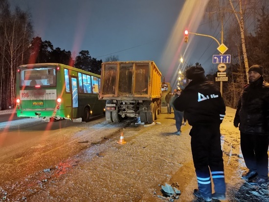 Три человека получили травмы в ДТП автобуса и грузовика в Березовском