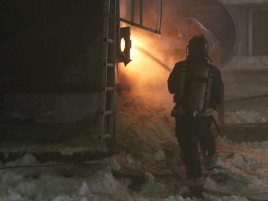 Семь пожарных нарядов тушили лесопилку в Архангельске