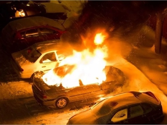Восемь пожарных в Мурманске тушили два автомобиля